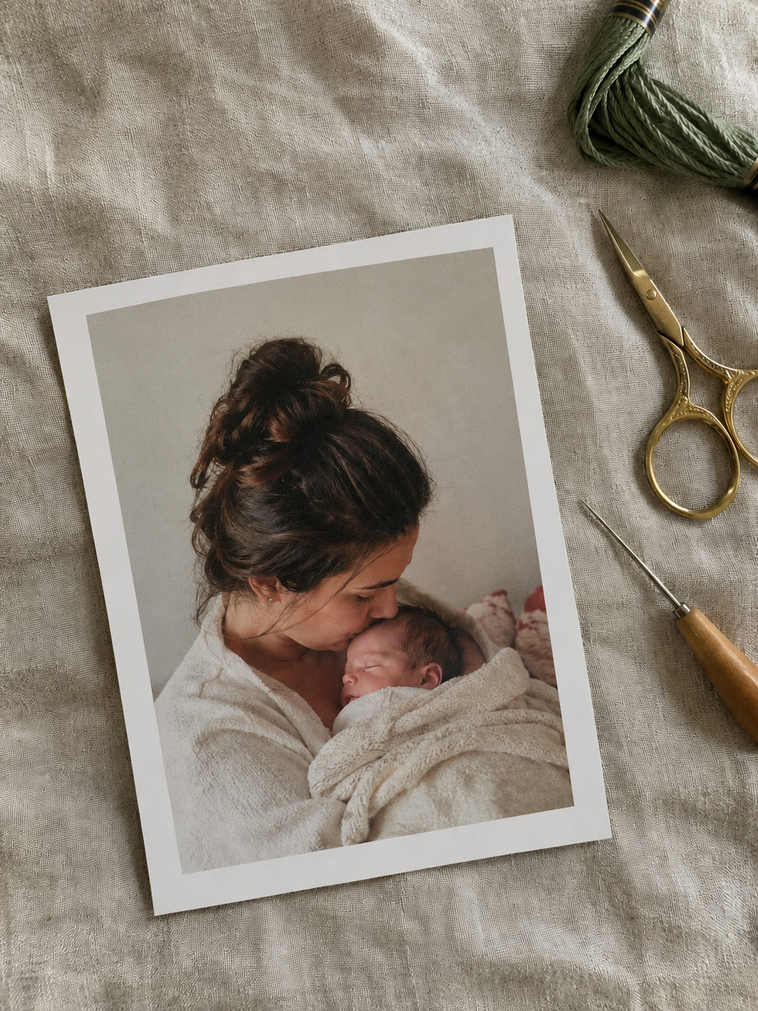 Foto impressa de mãe beijando o bebê recém-nascido, sem bordado